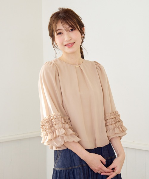 Rose Tiara(ローズティアラ)の「バルーンヘムブラウス(シャツ/ブラウス・レディース・ベージュ/ネイビー/オフホワイト・38/46/42)」の1枚目の写真