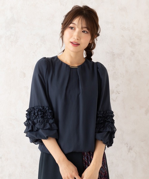 Rose Tiara(ローズティアラ)の「バルーンヘムブラウス(シャツ/ブラウス・レディース・ベージュ/ネイビー/オフホワイト・38/46/42)」の3枚目の写真