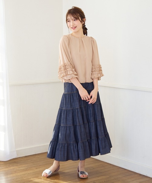 Rose Tiara(ローズティアラ)の「バルーンヘムブラウス(シャツ/ブラウス・レディース・ベージュ/ネイビー/オフホワイト・38/46/42)」の17枚目の写真