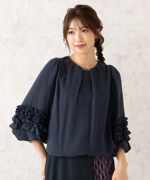 Rose Tiara(ローズティアラ)の「バルーンヘムブラウス(シャツ/ブラウス・レディース・ベージュ/ネイビー/オフホワイト・38/46/42)」の19枚目の写真