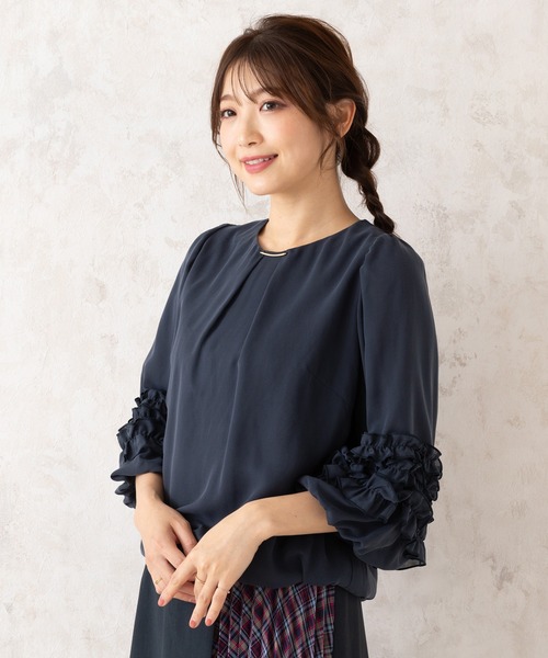 Rose Tiara(ローズティアラ)の「バルーンヘムブラウス(シャツ/ブラウス・レディース・ベージュ/ネイビー/オフホワイト・38/46/42)」の20枚目の写真