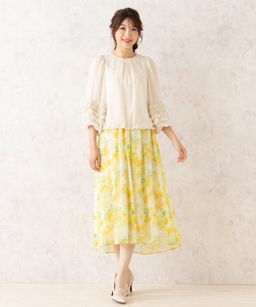 Rose Tiara(ローズティアラ)の「バルーンヘムブラウス(シャツ/ブラウス・レディース・ベージュ/ネイビー/オフホワイト・38/46/42)」の4枚目の写真