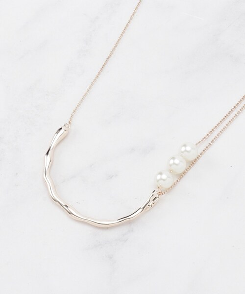 SHOO・LA・RUE（シューラルー）の「フェイクパールニュアンスネックレス（ネックレス・レディース・ピンクゴールド/ゴールド/シルバー・00）」の3枚目の写真