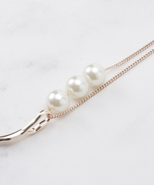 SHOO・LA・RUE（シューラルー）の「フェイクパールニュアンスネックレス（ネックレス・レディース・ピンクゴールド/ゴールド/シルバー・00）」の7枚目の写真