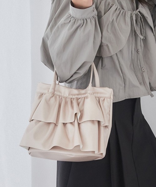 MAGASIN DE MODE Chou Chou(マガジンデモードシュシュ)の「【MAGASIN DE MODE Chou Chou】ラッフルミディトート フリル ミニトート バッグ ガーリー SNBD(トートバッグ・レディース・シルバー/ブラック/アイボリー・FREE)」の1枚目の写真