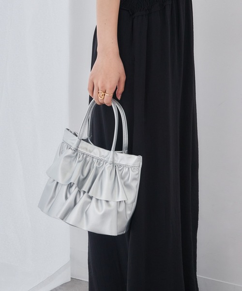 MAGASIN DE MODE Chou Chou(マガジンデモードシュシュ)の「【MAGASIN DE MODE Chou Chou】ラッフルミディトート フリル ミニトート バッグ ガーリー SNBD(トートバッグ・レディース・シルバー/ブラック/アイボリー・FREE)」の11枚目の写真