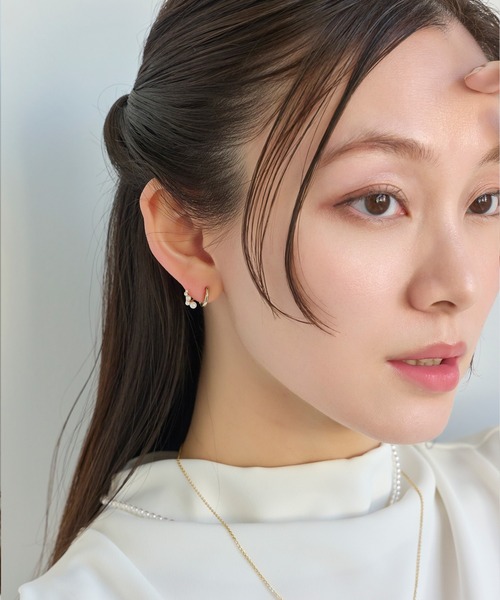 Phoebe(フィービィー)の「【痛くないシリーズ】ミルキーウェイパールフロートライトフィットイヤリング(イヤリング・レディース・イエローゴールド/シャンパン・FREE)」の4枚目の写真