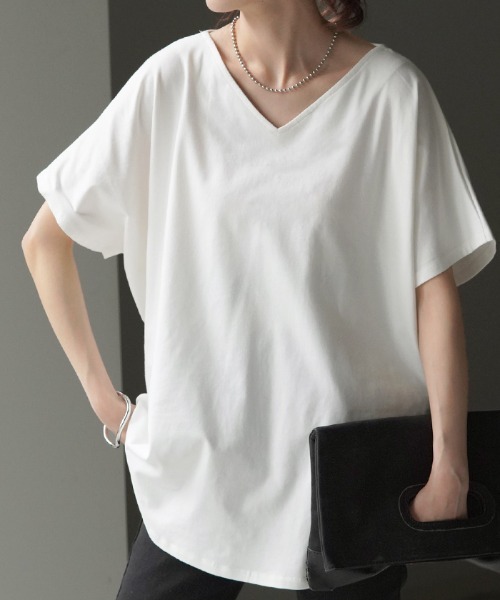 HUG.U(ハグユー)の「VネックドルマンTシャツ(Tシャツ/カットソー・レディース・グレイッシュブルー/カーキ/イエロー/グレー/レッド/パープル/ブラック/ホワイト・FREE)」の2枚目の写真