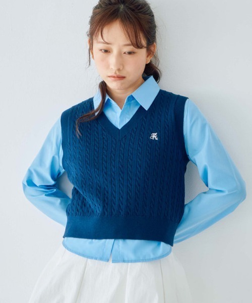 archives（アルシーヴ）の「Ｖネックケーブルニットベスト×シャツＳＥＴ（アンサンブル・レディース・ピンク/ネイビー/シルバーグレー/グレー・MEDIUM）」の4枚目の写真