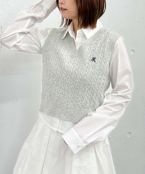archives（アルシーヴ）の「Ｖネックケーブルニットベスト×シャツＳＥＴ（アンサンブル・レディース・ピンク/ネイビー/シルバーグレー/グレー・MEDIUM）」の3枚目の写真