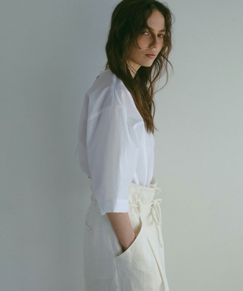 ETRE TOKYO（エトレトウキョウ）の「オーバーサイズタフタトップス（シャツ/ブラウス・レディース・ブラック/ホワイト/ベージュ・FREE）」の11枚目の写真