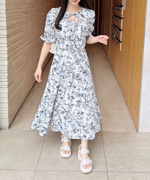 INGNI（イング）の「デコルテオープン花柄ワンピース（ワンピース・レディース・ホワイト系1/ホワイト×ネイビー・M）」の5枚目の写真