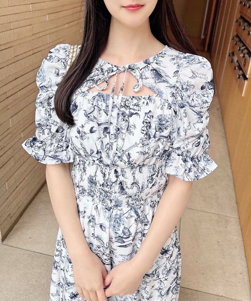 INGNI（イング）の「デコルテオープン花柄ワンピース（ワンピース・レディース・ホワイト系1/ホワイト×ネイビー・M）」の3枚目の写真