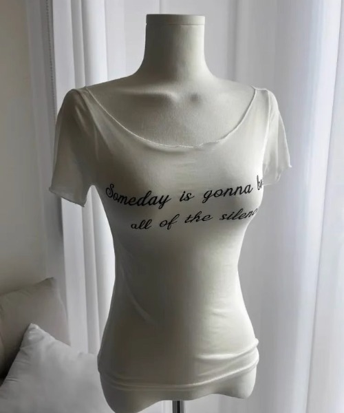 .KOM(ドットコム)の「A'GEM/9 × .kom 『.KOM/ドットケーオーエム』 オフショルカットソー(Tシャツ/カットソー・レディース・アイボリー/ブラック/グレー・FREE)」の6枚目の写真