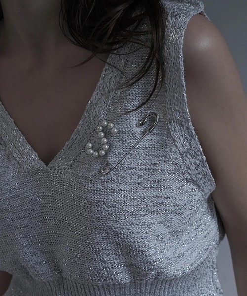 ROSE BUD(ローズバッド)の「(Sea’ds mara)Alphabet brooch S(ブローチ/コサージュ・レディース・ホワイト・ONE SIZE)」の2枚目の写真