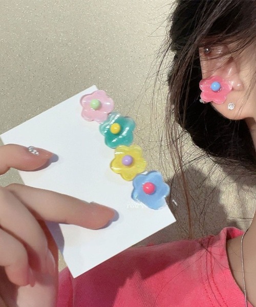 yu-ka(ユーカ)の「YU-KA:フラワーデザインポップイヤリング flower design pop earring(イヤリング・レディース・ブルー/グリーン/ピンク/レッド/パープル/イエロー/オレンジ・FREE)」の2枚目の写真