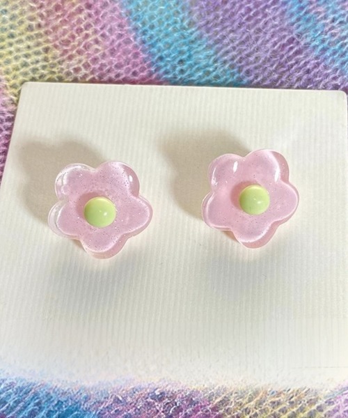 yu-ka(ユーカ)の「YU-KA:フラワーデザインポップイヤリング flower design pop earring(イヤリング・レディース・ブルー/グリーン/ピンク/レッド/パープル/イエロー/オレンジ・FREE)」の6枚目の写真