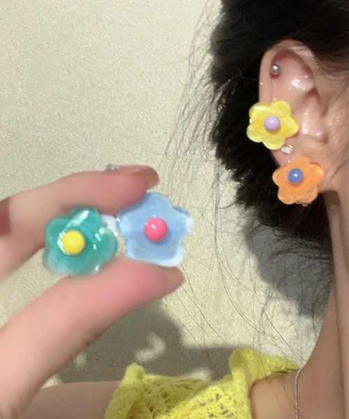 yu-ka(ユーカ)の「YU-KA:フラワーデザインポップイヤリング flower design pop earring(イヤリング・レディース・ブルー/グリーン/ピンク/レッド/パープル/イエロー/オレンジ・FREE)」の5枚目の写真