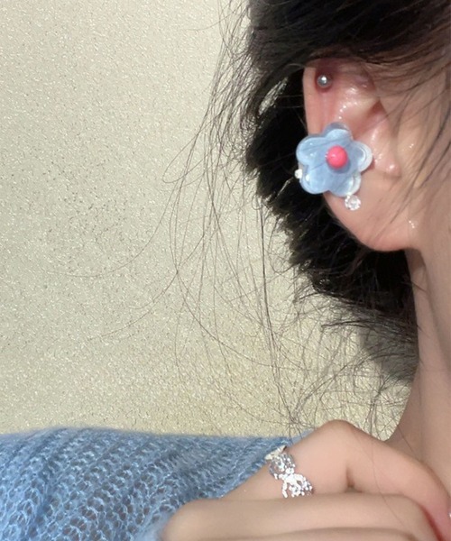 yu-ka(ユーカ)の「YU-KA:フラワーデザインポップイヤリング flower design pop earring(イヤリング・レディース・ブルー/グリーン/ピンク/レッド/パープル/イエロー/オレンジ・FREE)」の4枚目の写真