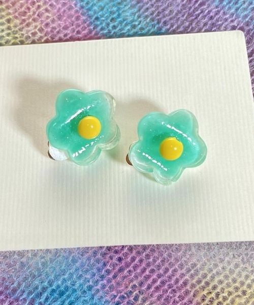 yu-ka(ユーカ)の「YU-KA:フラワーデザインポップイヤリング flower design pop earring(イヤリング・レディース・ブルー/グリーン/ピンク/レッド/パープル/イエロー/オレンジ・FREE)」の3枚目の写真