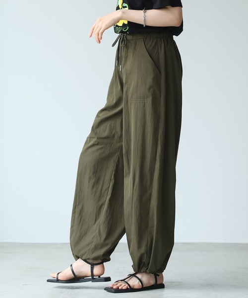 itto...(イット)の「ナチュラルワッシャー裾ドロスト付2WAYバレルレッグパンツ(その他パンツ・レディース・ブラック/オフホワイト/ライトオリーブ/ダークカーキ・M)」の4枚目の写真