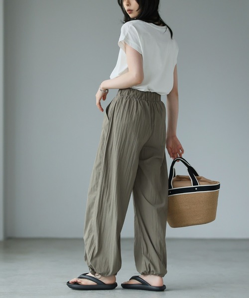 itto...(イット)の「ナチュラルワッシャー裾ドロスト付2WAYバレルレッグパンツ(その他パンツ・レディース・ブラック/オフホワイト/ライトオリーブ/ダークカーキ・M)」の7枚目の写真