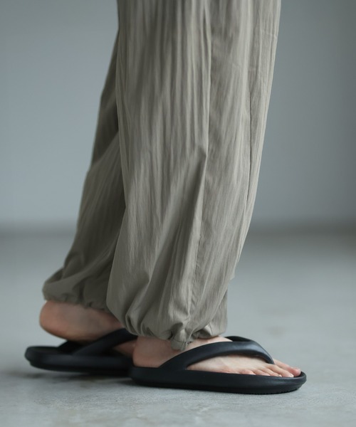 itto...(イット)の「ナチュラルワッシャー裾ドロスト付2WAYバレルレッグパンツ(その他パンツ・レディース・ブラック/オフホワイト/ライトオリーブ/ダークカーキ・M)」の9枚目の写真