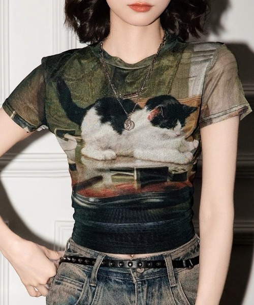 CELENA BEATS(セレナビーツ)の「【猫プリント × シアー素材】キャットフォト グラフィック シアー メッシュ クロップド Tシャツ(Tシャツ/カットソー・レディース・アーミー・S/M/L)」の3枚目の写真