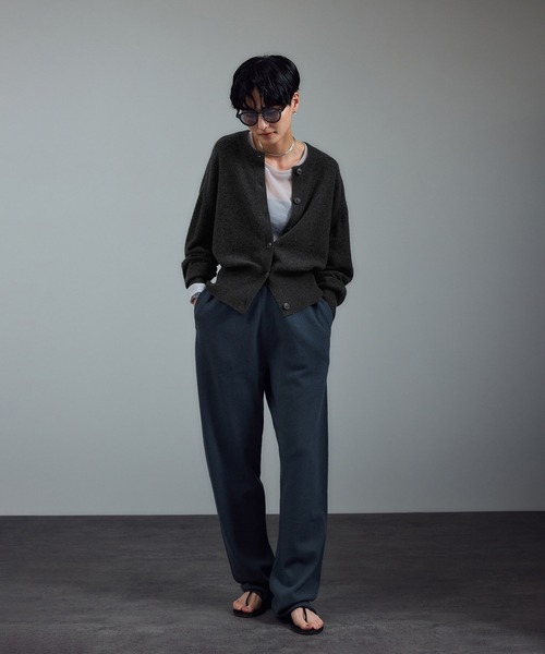SALON adam et rope'(サロン アダム エ ロペ)の「カシミヤクルーネックニットカーディガン(カーディガン/ボレロ・レディース・ベージュ系その他/イエロー系その他/チャコールグレー・FREE)」の5枚目の写真