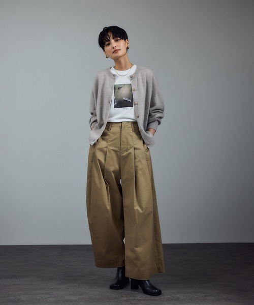 SALON adam et rope'(サロン アダム エ ロペ)の「カシミヤクルーネックニットカーディガン(カーディガン/ボレロ・レディース・ベージュ系その他/イエロー系その他/チャコールグレー・FREE)」の6枚目の写真