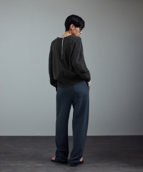 SALON adam et rope'(サロン アダム エ ロペ)の「カシミヤクルーネックニットカーディガン(カーディガン/ボレロ・レディース・ベージュ系その他/イエロー系その他/チャコールグレー・FREE)」の7枚目の写真
