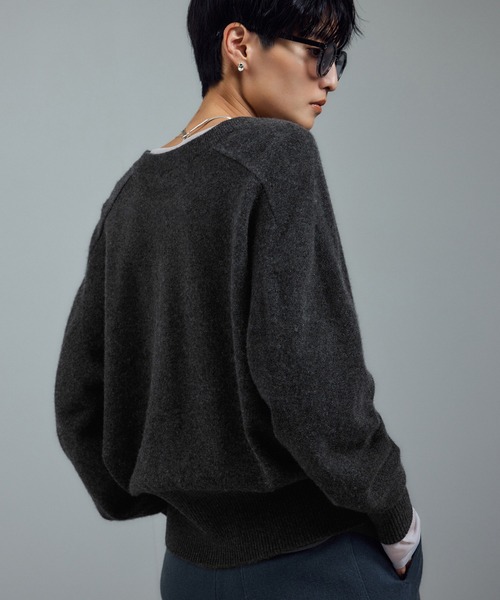 SALON adam et rope'(サロン アダム エ ロペ)の「カシミヤクルーネックニットカーディガン(カーディガン/ボレロ・レディース・ベージュ系その他/イエロー系その他/チャコールグレー・FREE)」の8枚目の写真