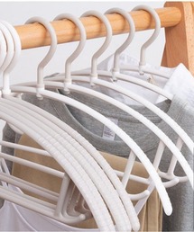 VIBGYOR（ヴィブジョー）の「FReePLACe/ラウンド 滑り止め ハンガー 5本セット X12577（収納グッズ）」