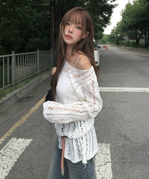 anyonemore(エニワンモア)の「ボートネック透かし編みメッシュロングニット(ニット/セーター・レディース・アイボリー/ブラック・FREE)」の2枚目の写真