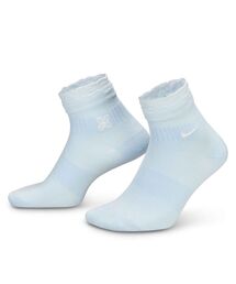 NIKE（ナイキ）の「ナイキ ウィメンズ アーティスト コレクション アンクル ソックス (1足) / Nike Women's Artist Collection Ankle Socks (1 Pair) HV5274-400 Blue Tint（ソックス/靴下）」