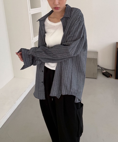 4INT.（フォイント）の「【UNISEX】ストライプ ビッグシルエット 長袖 シャツ（シャツ/ブラウス・レディース・ベージュ/ネイビー/ブルー/ブラック/ライトブルー・FREE）」の4枚目の写真