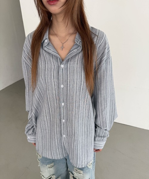 4INT.（フォイント）の「【UNISEX】ストライプ ビッグシルエット 長袖 シャツ（シャツ/ブラウス・レディース・ベージュ/ネイビー/ブルー/ブラック/ライトブルー・FREE）」の2枚目の写真
