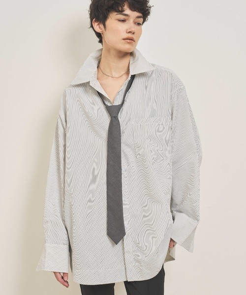 VION（ヴィオン）の「ストライプビッグシャツ / Stripe Big Shirt（シャツ/ブラウス・レディース・ホワイト/ネイビー・FREE）」の4枚目の写真