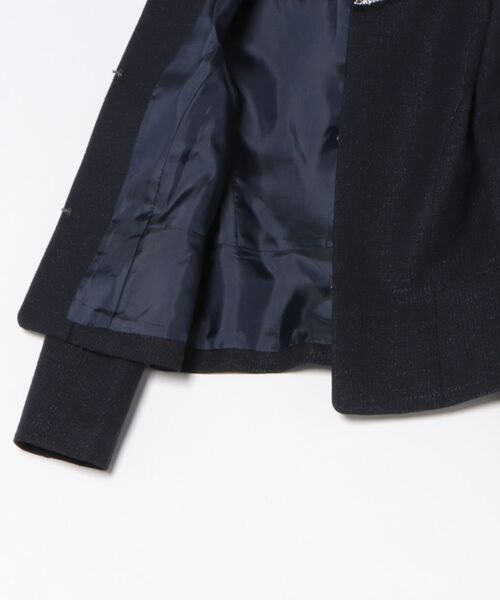STRAWBERRY-FIELDS（ストロベリーフィールズ）の「シダ―ツイード_襟ぐりビジュー付ツイードジャケット（ノーカラージャケット・レディース・ベージュ/ネイビー・2/3）」の12枚目の写真