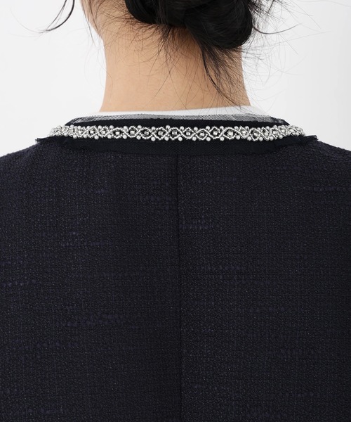 STRAWBERRY-FIELDS（ストロベリーフィールズ）の「シダ―ツイード_襟ぐりビジュー付ツイードジャケット（ノーカラージャケット・レディース・ベージュ/ネイビー・2/3）」の7枚目の写真