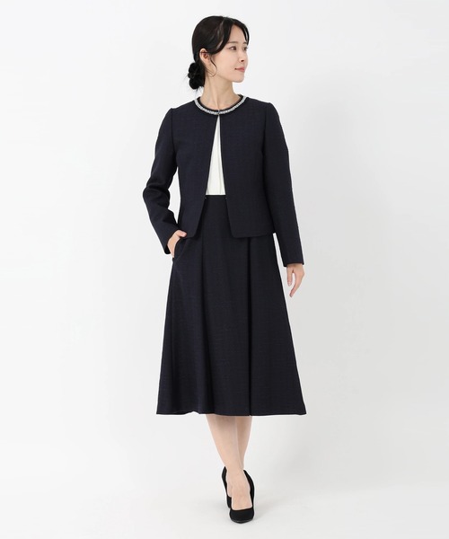 STRAWBERRY-FIELDS（ストロベリーフィールズ）の「シダ―ツイード_襟ぐりビジュー付ツイードジャケット（ノーカラージャケット・レディース・ベージュ/ネイビー・2/3）」の10枚目の写真