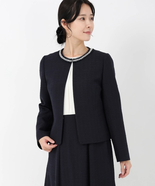 STRAWBERRY-FIELDS（ストロベリーフィールズ）の「シダ―ツイード_襟ぐりビジュー付ツイードジャケット（ノーカラージャケット・レディース・ベージュ/ネイビー・2/3）」の3枚目の写真