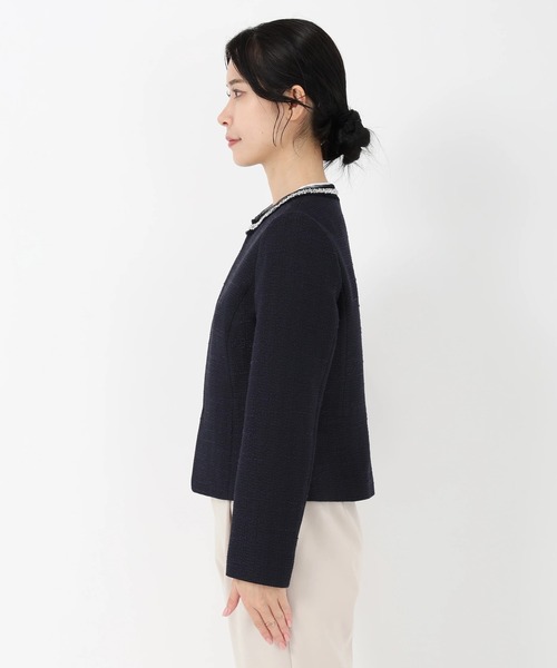 STRAWBERRY-FIELDS（ストロベリーフィールズ）の「シダ―ツイード_襟ぐりビジュー付ツイードジャケット（ノーカラージャケット・レディース・ベージュ/ネイビー・2/3）」の4枚目の写真