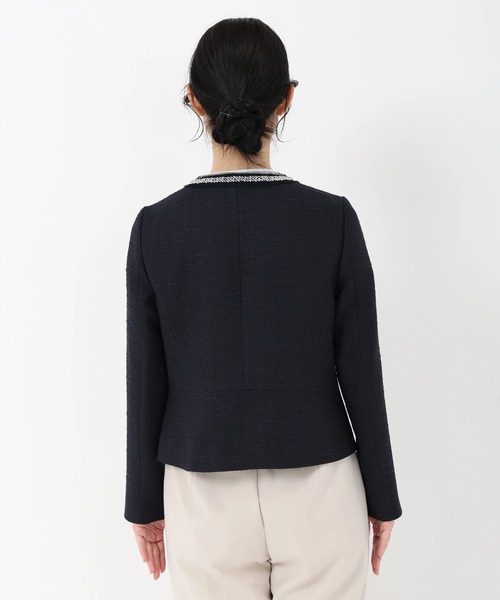 STRAWBERRY-FIELDS（ストロベリーフィールズ）の「シダ―ツイード_襟ぐりビジュー付ツイードジャケット（ノーカラージャケット・レディース・ベージュ/ネイビー・2/3）」の5枚目の写真