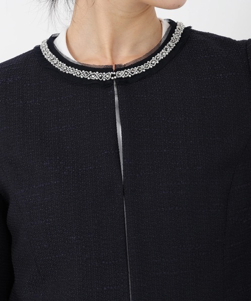 STRAWBERRY-FIELDS（ストロベリーフィールズ）の「シダ―ツイード_襟ぐりビジュー付ツイードジャケット（ノーカラージャケット・レディース・ベージュ/ネイビー・2/3）」の6枚目の写真