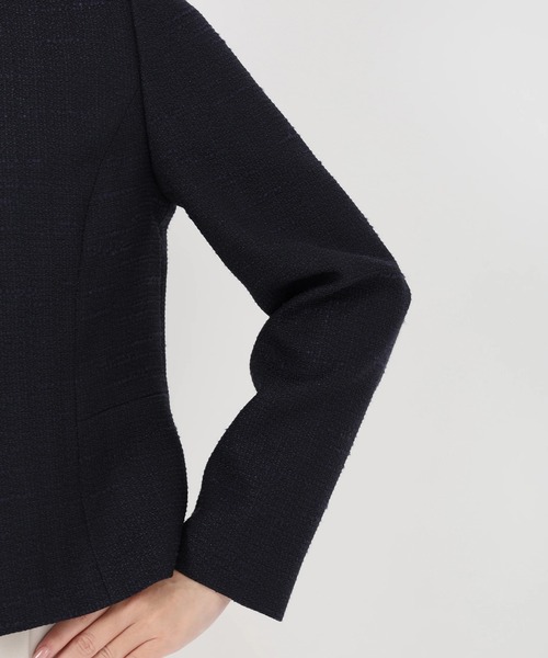 STRAWBERRY-FIELDS（ストロベリーフィールズ）の「シダ―ツイード_襟ぐりビジュー付ツイードジャケット（ノーカラージャケット・レディース・ベージュ/ネイビー・2/3）」の8枚目の写真