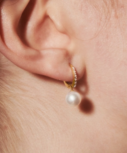 les bonbon(ルボンボン)の「【les bonbon】half eternity pearl pierce/ハーフ エタニティ パール ピアス(ピアス(両耳用)・レディース・イエローゴールド・FREE)」の1枚目の写真