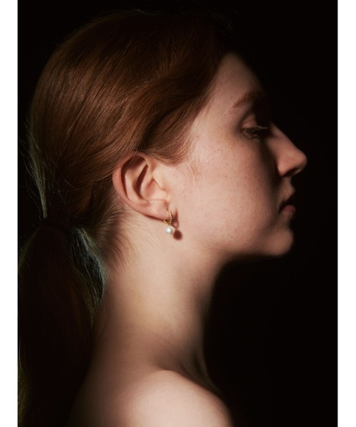 les bonbon(ルボンボン)の「【les bonbon】half eternity pearl pierce/ハーフ エタニティ パール ピアス(ピアス(両耳用)・レディース・イエローゴールド・FREE)」の5枚目の写真