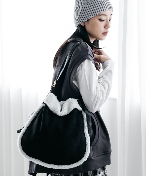 mili an deni（ミリアンデニ）の「フェイクムートンポーチ付きショルダーバッグ（ショルダーバッグ・レディース・ブラウン/ブラック/ベージュ・F）」の2枚目の写真