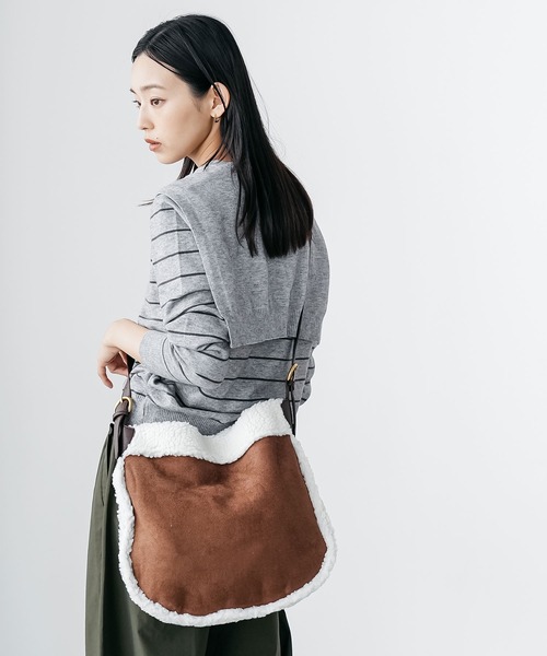 mili an deni（ミリアンデニ）の「フェイクムートンポーチ付きショルダーバッグ（ショルダーバッグ・レディース・ブラウン/ブラック/ベージュ・F）」の8枚目の写真